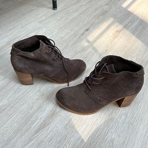 Brown suede Tom’s heeled booties